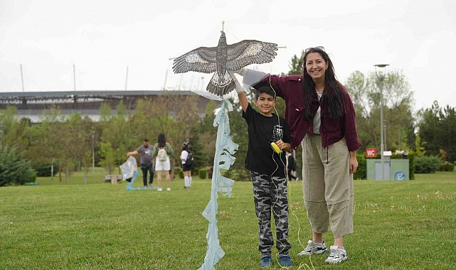 Dünya Göçmen Kuşlar Günü etkinliğinde gökyüzü uçurtmalarla renklendi
