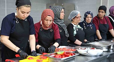 Dünya mutfağı ve yöresel yemekler kadınların elinde tat buluyor