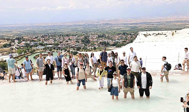 Dünyaca ünlü Kızıl Ordu Korosu, Pamukkale'ye hayran kaldı
