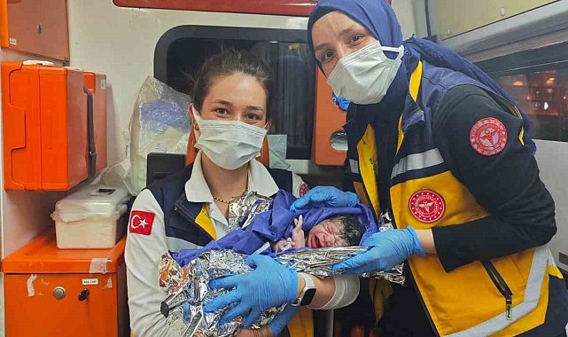 Dünyaya gözlerini ambulansta açtı