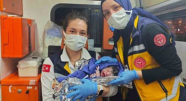 Dünyaya gözlerini ambulansta açtı
