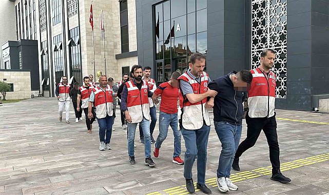 Dur ihtarına uymayarak otomobil ile kaçan ve polisin üniversite öğrencisine çarpıp ağır yaralanmasına sebep olan 5 şüpheli adliyeye sevk edildi