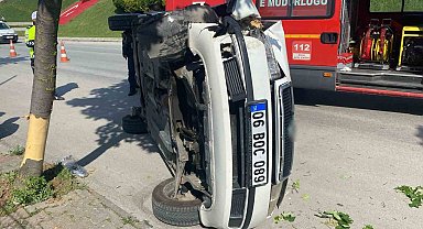 Düz giderken ağaca çarpıp devrildi: O anlar kamerada