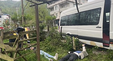 Düzce'de işçi servisi ağaca çarptı, 8 kişi yaralandı