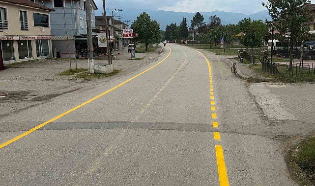 Düzce'de köy yollarında yol çizgileri yenilendi