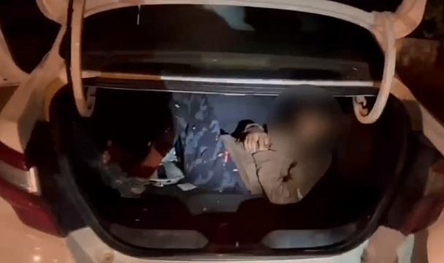 Düzensiz göçmenler otomobil bagajında yakalandı