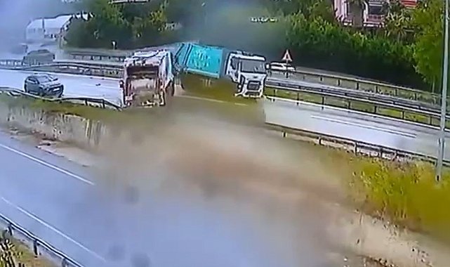 E-5 Karayolunda kayganlaşan yolda 3 kamyon kaydı facianın eşiğinden dönüldü