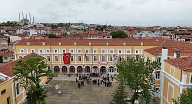 Edirne'de 50 yıl önce mezun olan öğrenciler yeniden buluşmanın mutluluğunu yaşadı
