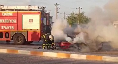 Edirne'de alev alan otomobili terk eden sürücü kayıplara karıştı