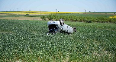 Edirne'de devrilen otomobildeki sürücü ve eşi yaralandı