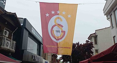 Edirne'de erken kutlama: Dev Galatasaray bayrağı Saraçlar Caddesi'ne asıldı