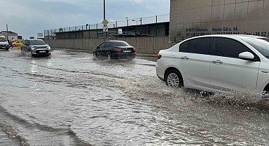 Edirne'de sağanakta yollar göle döndü