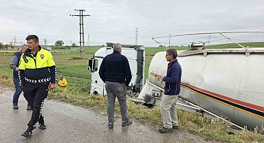 Edirne'de treyler silobas tarlaya devrildi: 1 yaralı