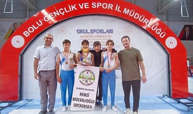 Edremit Remzi Molvalıoğlu Ortaokulu Şampiyon Olarak Döndü