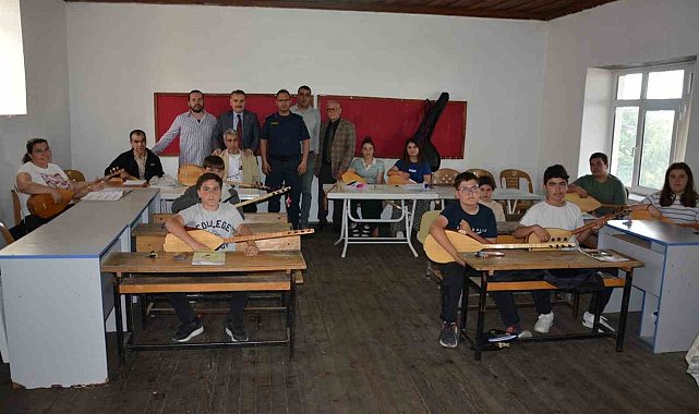 Edremit'te açılan bağlama kursu ağır misafirleri ağırladı