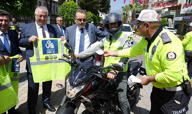 Edremit'te motosiklet sürücülerine reflektif yelek dağıtıldı