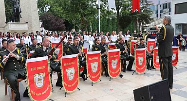 Ege Ordusu Bölge Bandosu, öğrencilerle birlikte Denizli'de konser verdi