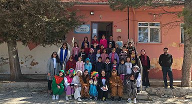 Eğirdirli öğrencilerden köy çocuklarına renkli etkinlikler