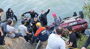 Ehliyetini yeni alan genç, aracıyla baraj gölüne uçarak hayatını kaybetti