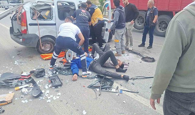 Ehliyetsiz sürücü kaldırıma çarpıp takla attı ardından kamyonete çarptı :3 yaralı