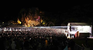 Ekin Uzunlar, Ayazini Frig Vadisi'nde unutulmaz bir konser verdi