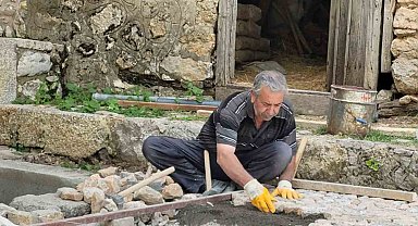 Ekmeğini 45 yıldır taştan çıkarıyor