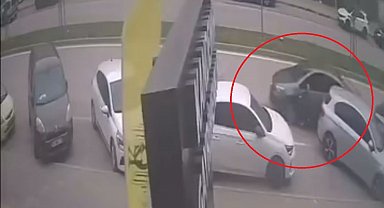 El freni çekilmeyi unutulan araç kazaya böyle karıştı