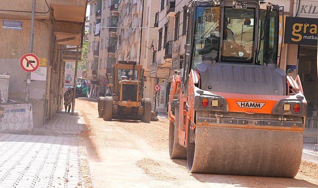 Elazığ Belediyesi Yeni Mahalle'de asfaltlama çalışmalarını sürdürüyor