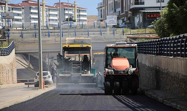 Elazığ'da asfaltlama çalışmaları sürüyor