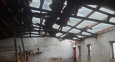 Elazığ'da etkili olan fırtına ahırın çatısını uçurdu