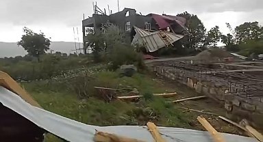 Elazığ'da fırtına evin çatısını uçurdu