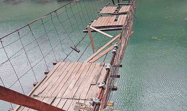 Elazığ'da fırtınadan dolayı asma köprü zarar gördü