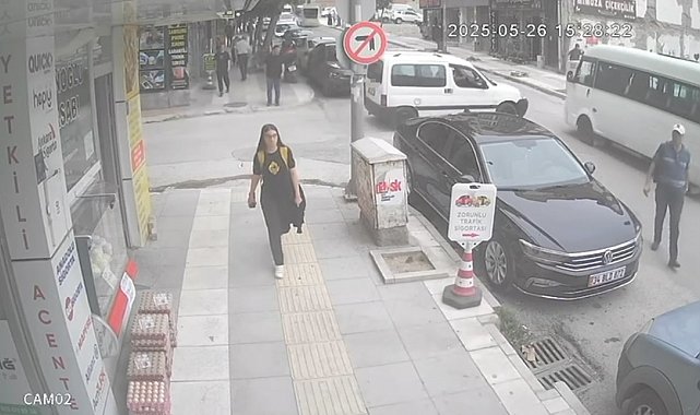 Elazığ'da hafif ticari araçla minibüs çarpıştı, kaza anı kamerada