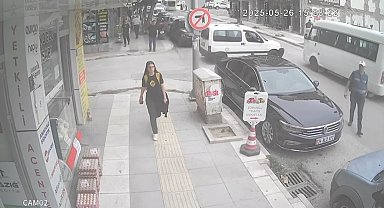 Elazığ'da hafif ticari araçla minibüs çarpıştı, kaza anı kamerada