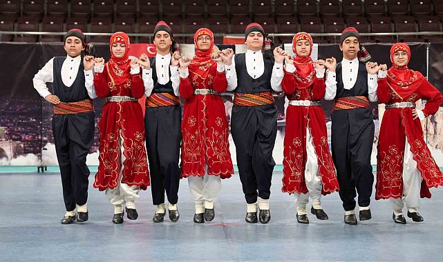 Elazığ'da halk oyunları yarışması renkli görüntüler oluşurdu