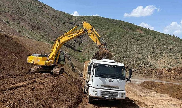 Elazığ'da heyelan nedeniyle zarar gören köy yollarının onarımı sürüyor