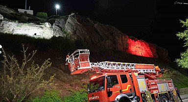 Elazığ'da kayalıklara çıkarak atlamak isteyen şahsı ekipler ikna etti
