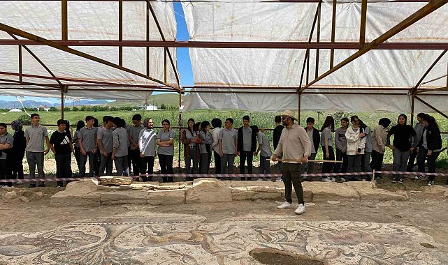 Elazığ'da öğrenciler tarihi mozaiği inceledi
