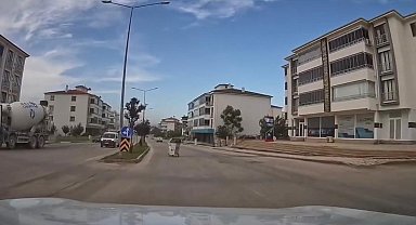 Elazığ'da şiddetli fırtına çöp konteynerini adeta gezintiye çıkardı