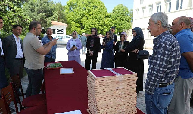 Elazığ'da üreticilere ipek böceği larvası dağıtıldı