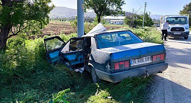 Elektrik direğine çarpan Tofaş hurdaya döndü: 2 yaralı