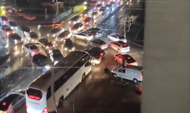 Elektrik kesintisinde hakem düdüğünü alıp trafiği yönetti