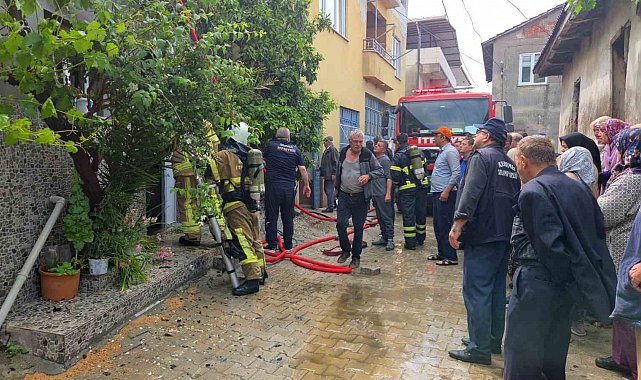 Elektrik tesisatından çıkan yangın evi küle çevirdi