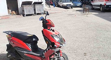 Elektrikli motosiklet ile otomobil çarpıştı: 2 yaralı