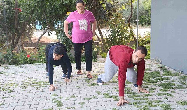 Emekleyerek yaşam süren 3 engelli evladına ömrünü adadı