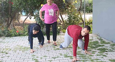 Emekleyerek yaşam süren 3 engelli evladına ömrünü adadı