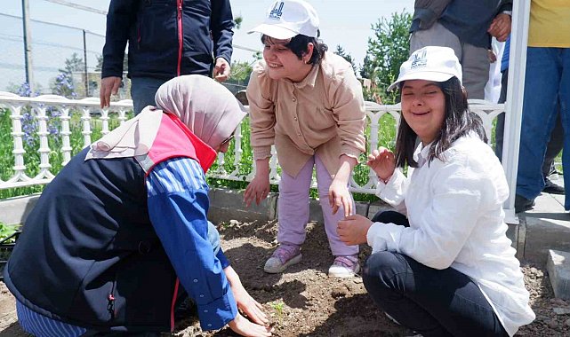 Engelli Hizmetleri Koordinasyon Merkezi'nde ekim zamanı