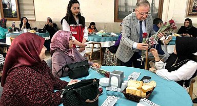 Erdemli'de annelerin günü güllerle kutlandı