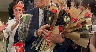 Ersin Bacaksız Anadolu Lisesi'nde emekli olan müdüre duygu yüklü veda