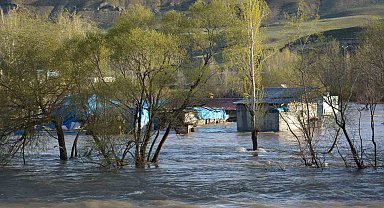 Erzincan'da sağanak sonrası bazı tarım arazileri su altında kaldı